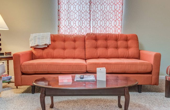 Pet-friendly 4 BR Family Stay Near Downtown - Foto 22