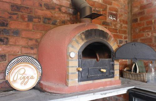 Rushmoor Retreat, Cosy with Outdoor Pizza Oven - Photo 44