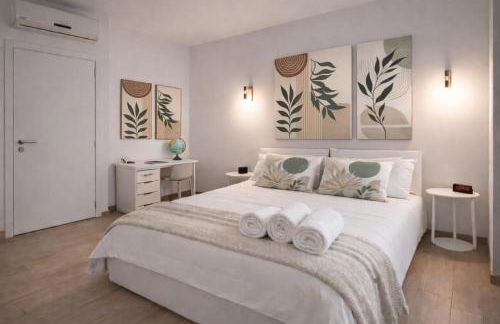 Attico Luminoso con Terrazzo e Parcheggio Gratuito - Foto 3