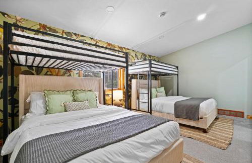 6BR Houghton Lake House with Indoor Pool, Hot Tub and Golf Simulator - Photo 33