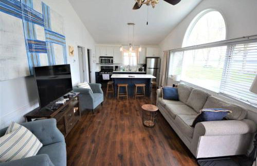 Remodeled, Grill, Outside Seating, Dock, Swimming - Photo 8