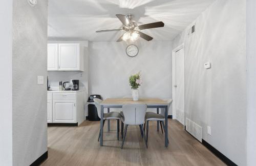 Comfortable bedroom and cozy living space - Foto 4