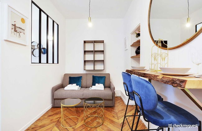 Chic Apartment in Paris for Couple - Photo 8