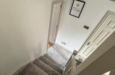 Cosy 4BR house, West Didsbury, bars and restaurants close by, Free Parking, Sleeps 8 - Photo 3