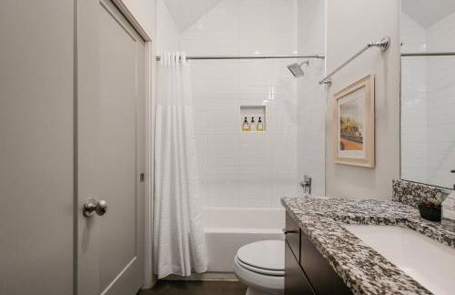 Modern Luxe Townhome with Rooftop Cinema - Foto 37