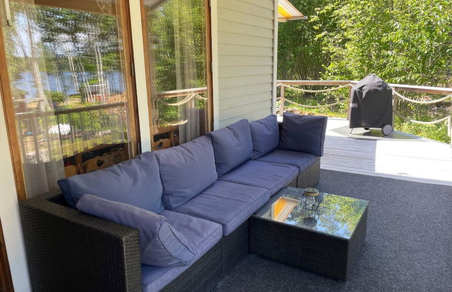 Bright Holiday House by the Lake - Photo 36