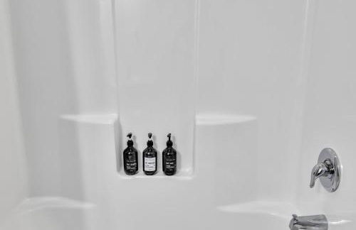 4BR Townhouse King Bed 2-Story Near NC State - Foto 32