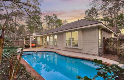 Lovely Woodlands home w/heated pool and spa! - Foto 50