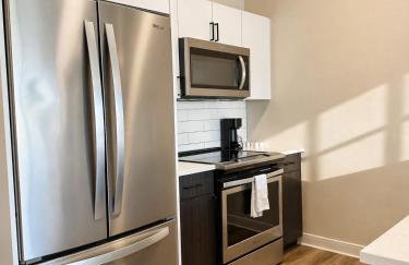East Side Luxury 1BR Apt - Near Brady St with Balcony and Lounge - Foto 11