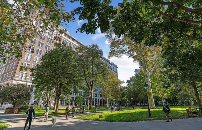 Steps to Park Floor to Ceiling Window - Foto 1