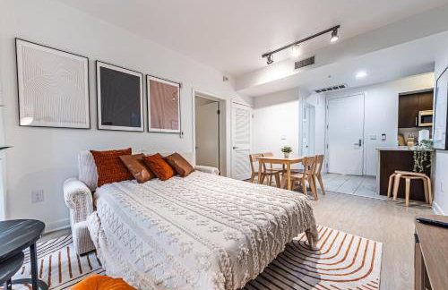 Stylish 2BDR & 2BTH - 15 mins walk to the beach! - Foto 35