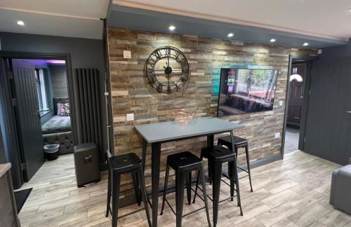 MODERN SUITES -5 Bedroom House- With FREE PARKING Birmingham city - Foto 65