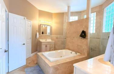 Luxurious 4-Bedroom House with Pool - Foto 17