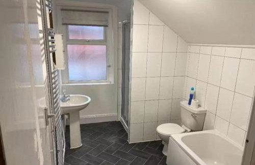 Cosy 2 Bed House - Sleeps 3 Parking & Garden - Foto 25