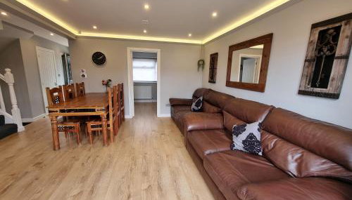 Crown Meadow - 4 Bedroom House - Heathrow - ExcellentStays - Foto 3