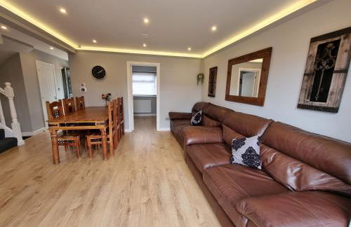 Crown Meadow - 4 Bedroom House - Heathrow - ExcellentStays - Photo 3