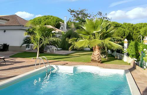 Elegant Villa in Nuevo Portil with Shared Pool - Foto 1