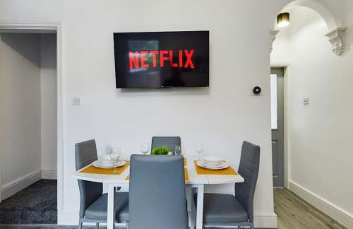 Cliff House By RMR Accommodations - NEW - Sleeps 8 - Modern - Parking - Foto 36