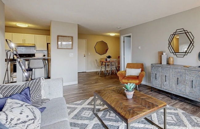 New-20p off-Uptown Love MPLS next to Fun - Foto 16