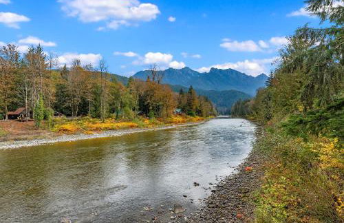 Riverfront Retreat Hot Tub Sauna Yard Gazebo and VIEWS - Foto 35