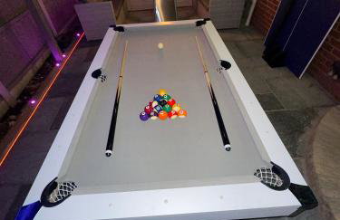 Luxxe House with Hot tub and Pool table - Photo 2