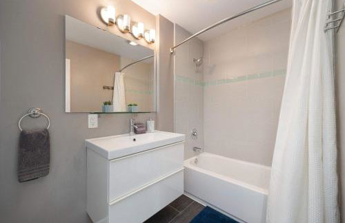 Central Location Gym Hot Tub Villa - Photo 29
