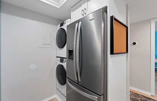 Corner Unit With Lake and Fountain Views - Foto 12