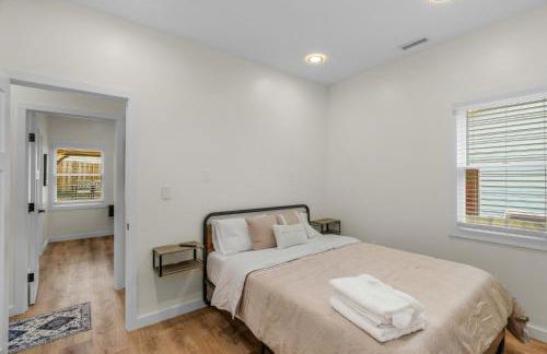 Stylish 4BR Haven: Serene Backyard and Fire Pit - Foto 30