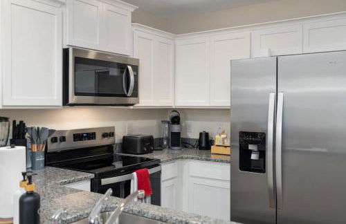 New 3BR Raceday Retreat - Steps from Speedway - Foto 17