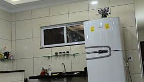 Garagem para 3 carros Morada Valentim é uma Casa dois quartos climatizada em Paracuru, 2 decks, piscina, portão automático, cerca elétrica com conforto e qualidade para você! - Foto 4