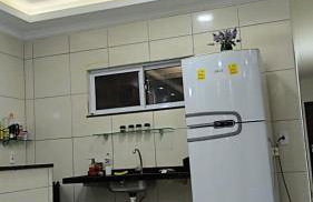 Garagem para 3 carros Morada Valentim é uma Casa dois quartos climatizada em Paracuru, 2 decks, piscina, portão automático, cerca elétrica com conforto e qualidade para você! - Foto 4