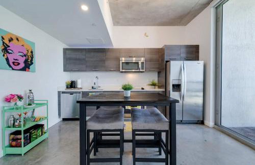 Vibrant Downtown Haven with Rooftop Pool & Parking - Foto 27