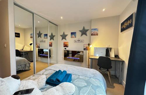 Beach Side APT with Home Cinema - Photo 28