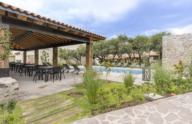 4BR Oasis with Pool & Gym at Nueva Escondida - Foto 21