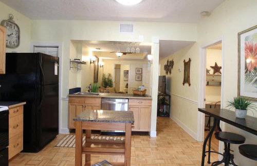 2 Bedroom Apt Overlooking Dunedin Town Square NO KIDS, NO PETS - Photo 22