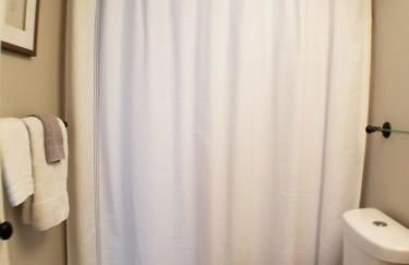 Bright Front Facing Unit - Private Front Farmers Porch - Foto 8