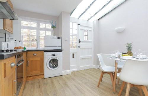 Big PROMO! Central Canterbury City Escape 2BR 2BA House, en-suite, Couples Retreat, Perfect For Families, Students, Relocators FREE Parking Fast WiFi - Foto 10