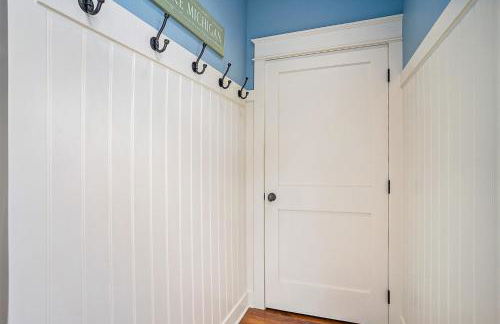 Lake front condo with pool access walking distance to downtown Saugatuck - Foto 9