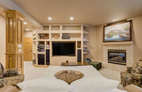 Peaceful Pines! Pool Table, Gym & Forest Views - Foto 12