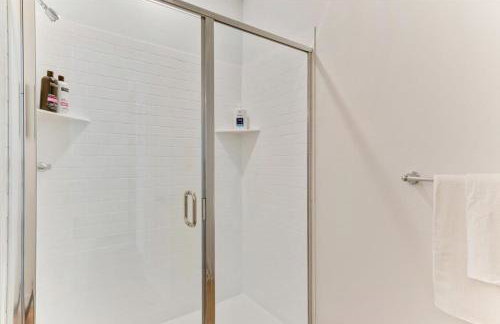 Modern 4BR Home Rooftop Patio Mountain Views - Foto 35