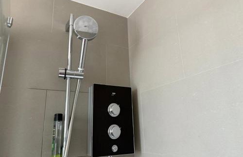 Stylish Detached Studio, Banstead with off street Parking - Photo 13
