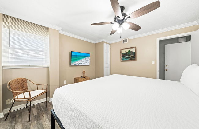 Direct Beachfront Delight by Beachside Management - Photo 6