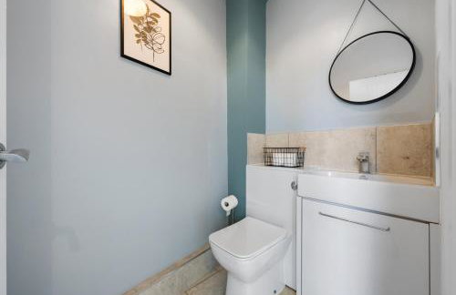 4-Bedroom Stunning Luxe, Spacious & Stylish Design House Bolton, Sleeps 11, with Parking Central Bolton, Links to Manchester, Pet-Friendly, Best For Groups! WORK CONTRACTORS SPECIAL OFFER! - by Blue Puffin Stays - Foto 32