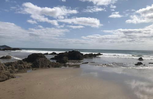 Corn Barn at East Trenean Farm -Luxury Cornish Barn Conversion sleeping 8 with hot tub, private garden, rural views and EV facilities - Foto 5