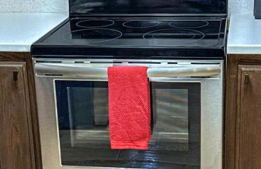 Spacious 4BR Family Home Free Parking, Fast WiFi, Near Galleria & Fountains - Foto 26