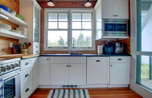 Serene Washington Island Getaway with Private Beach! - Photo 11