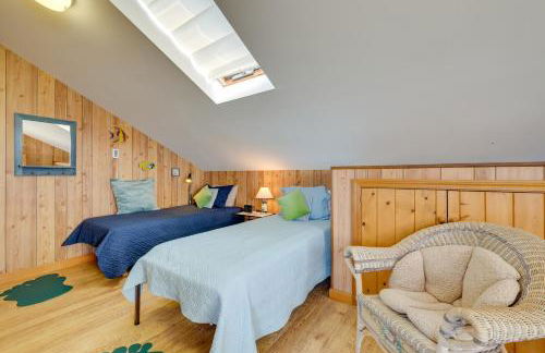 Deck with Water View Coastal Escape Near P-Town! - Foto 25