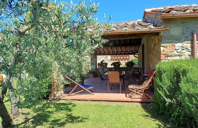 Farmhouse in Tuscany With Olive Grove Views - Photo 17