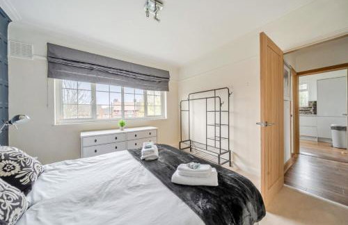 Surrey's Charming Modern Maisonette with Parking - Pass the Keys - Foto 17