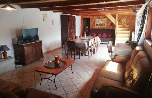 Grand gite 14 personnes ,cour ,salle de jeux, proche du village , commerces - Photo 1